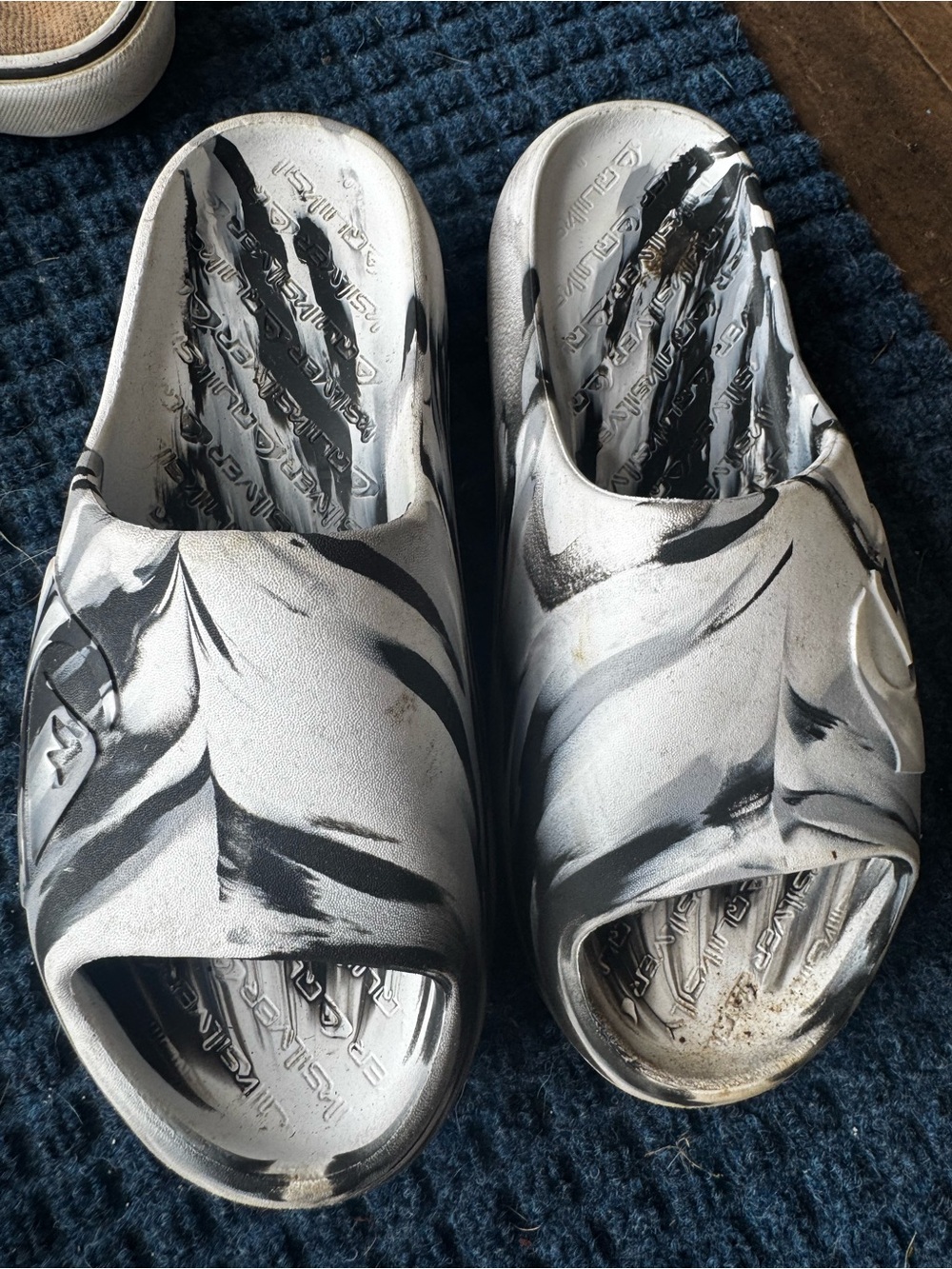 Quiksilver Men's Marbled White and Black Slide Sandals